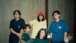 Read more about the article GIRL AND HER BAD MOOD // SINGLE “LOVES HATES LOVES”