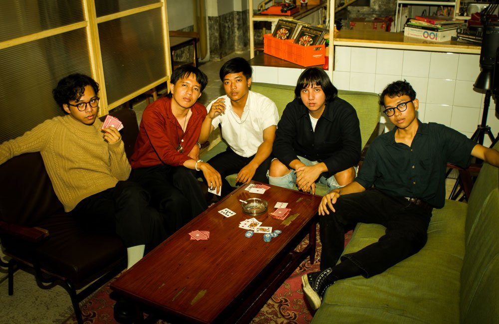 Read more about the article THE DECKS // “VACATION ANTHEM”