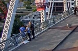 Read more about the article SELAMATKAN SEORANG WANITA DI NASHVILLE, JON BON JOVI TUNJUKKAN KEPEDULIAN NYA KEPADA SESAMA