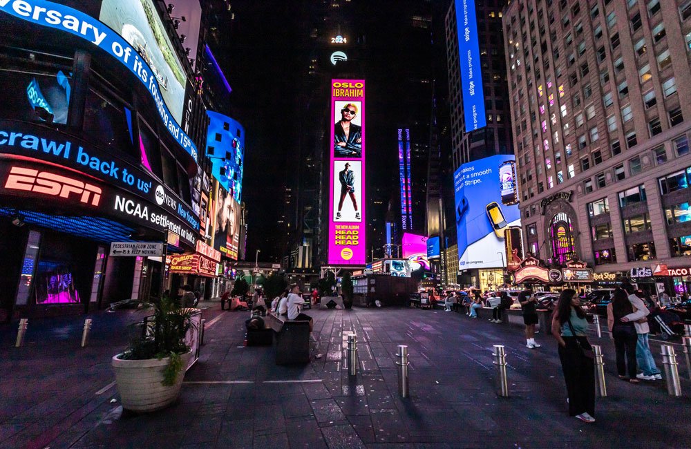 You are currently viewing OSLO IBRAHIM // MEMBAWA MUSIK INDONESIA KE TIMES SQUARE NEW YORKDENGAN ALBUM KEDUANYA “HEAD, HEAD, HEAD”