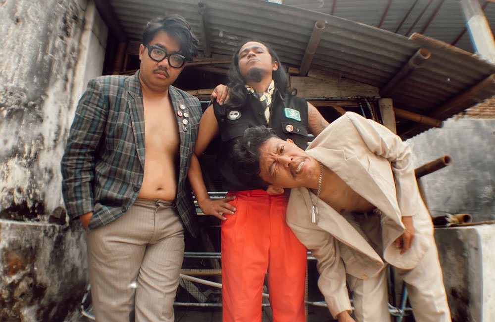 You are currently viewing SLENKI N BRENKI // “HITAM”