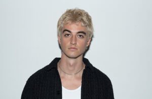 Read more about the article ELIJAH WOODS // WE  SHOULD STICK TOGETHER (AKUSTIK)