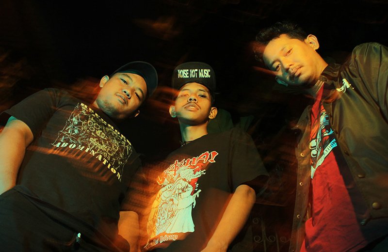 You are currently viewing AFRAID // ALBUM “SMOKE AND MIRROR”