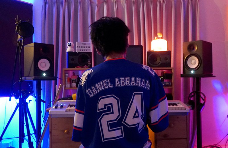 You are currently viewing DANIEL ABRAHAM // THE PRODUCER