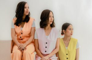 Read more about the article THE IMPATIENT SISTERS // SINGLE BERNUANSA RETRO SWING JAZZ “GEMPITA HARI RAYA”