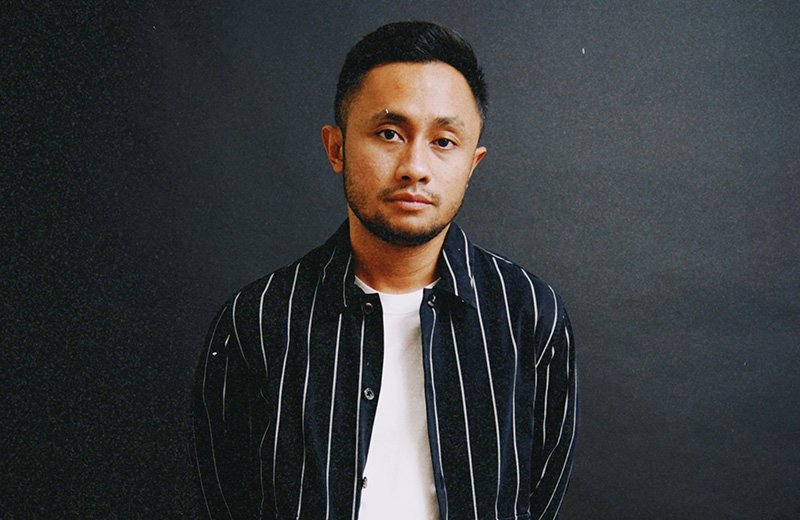 You are currently viewing ANGGARA PRADIPTA // “TERBIASA SENDIRI” — LAGU UNTUK MEREKA YANG DIAM-DIAM MENYIMPAN LUKA