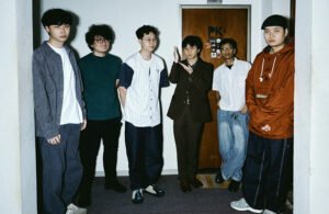 Read more about the article MARY SUE LUNCURKAN ALBUM ANYAR: PORCELAIN SHIELD, PAPER SWORD