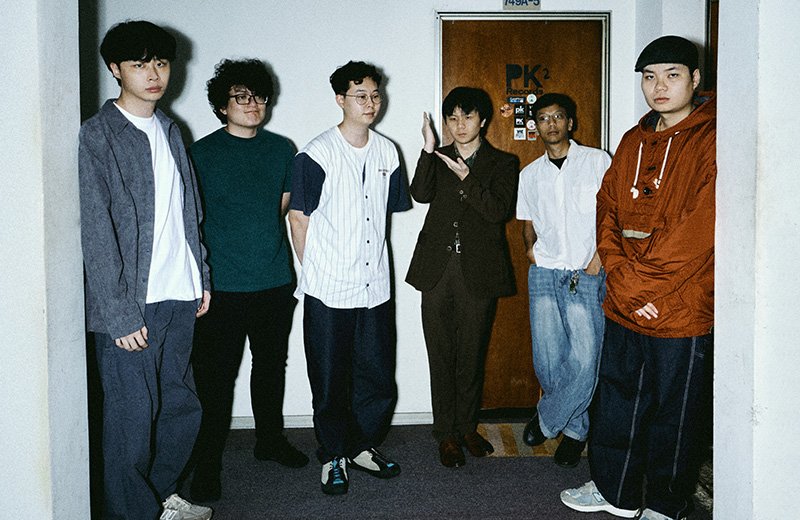 You are currently viewing MARY SUE LUNCURKAN ALBUM ANYAR: PORCELAIN SHIELD, PAPER SWORD