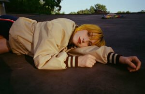 Read more about the article HAYLEY WILLIAMS // KEJUTKAN FANS DENGAN RILIS 17 SINGLE BARU!