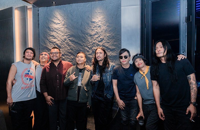 Read more about the article LOH KOK TUM BAND // GEBRAK W SUPER CLUB DENGAN TUKAR POSISI DI ATAS PANGGUNG