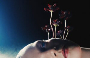 Read more about the article ‘MAN IN THE CORNER’: TIGGI HAWKE SELAM KE DUNIA GELAP LEWAT ALT-POP SINEMATIK TERBARU