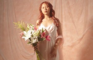 Read more about the article NADIN AMIZAH RILIS VIDEO MUSIK “AH”: CINTA TANPA AIR MATA, KINI DIBALUT KOMEDI SEGAR