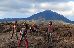 Read more about the article REOG BAND L.A. // RILIS VIDEO KLIP ‘NOT MY WAY’: KEKACAUAN HEAVY METAL DIBALUT CINTA INDONESIA