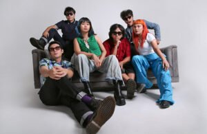 Read more about the article THE UPSTAIRS RAYAKAN 24 TAHUN DENGAN MERILIS ULANG LAGU IKONIK “SATELIT”