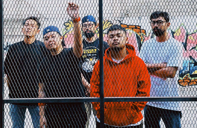 You are currently viewing THE FLINS TONE RILIS “MOMENT” — REFLEKSI 20 TAHUN LEBIH PERJALANAN POP PUNK DARI SURABAYA