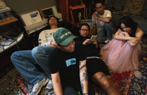 Read more about the article HE3X RILIS “WHERE DO WE GO?”: LAGU TENTANG NYARI ARAH PULANG SAAT HIDUP LAGI BLUR