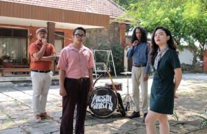 Read more about the article MESIN WAKTU // KEMBALI DENGAN SENTUHAN RETRO: KRITIK SOSIAL YANG ASYIK DI LAGU “B.B.T.H”