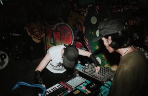 Read more about the article NEW CHAINS, SAME SHACKLES: KEJUJURAN SKAETA DALAM BALUTAN BREAKCORE YANG INTENS