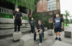 Read more about the article HUNDRED MILES RILIS ALBUM PERDANA “EVERYTHING EVERYWHERE AND MY MOM’S HOUSE”