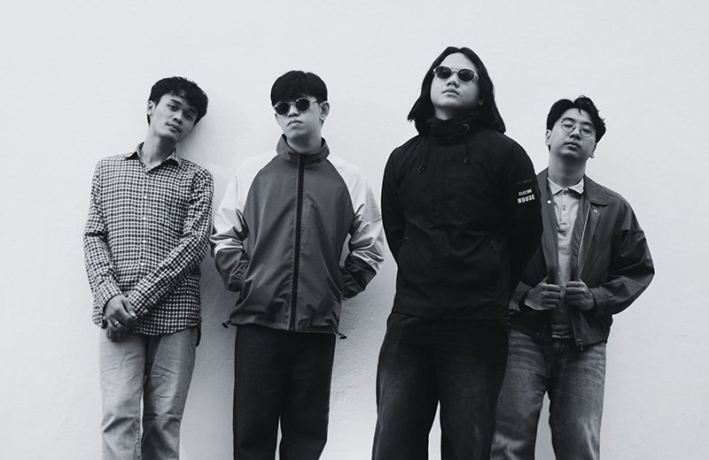 Read more about the article THE MATULACAKA RILIS DEBUT SINGLE “SENYUM BERDARAH,” BAWA KEMBALI ENERGI ROCK N’ ROLL OTENTIK