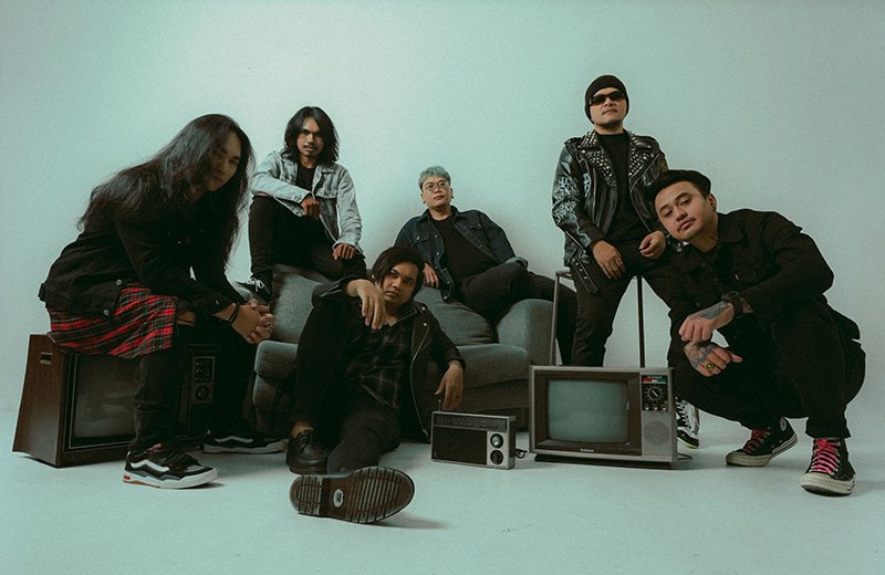 Read more about the article NEVACH KEMBALI DENGAN SINGLE “FADING AMIDST MEMORIES”: KISAH NYATA TENTANG KEHILANGAN YANG NGGAK PERNAH BENAR-BENAR SEMBUH